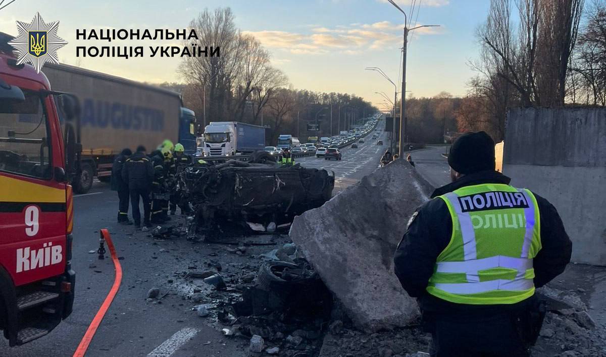 В Киеве Porsche Cayenne въехал в бетонное ограждение, есть погибший: ДТП зафиксировала камера. Фото и видео