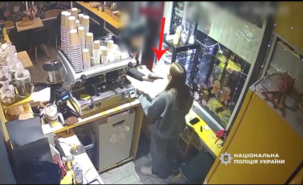 В Киеве молодой человек, угрожая пистолетом, пытался ограбить кафе и получил отпор. Фото и видео