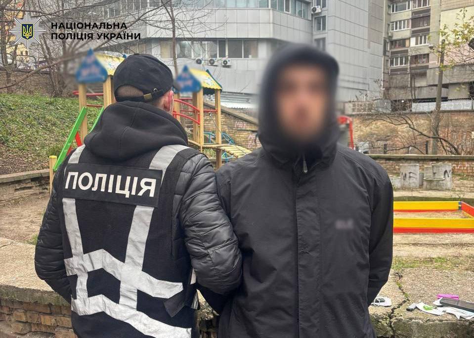 У Києві чоловік продавав наркотики під виглядом шоколадок: у нього вилучили "товару" на понад 1 млн грн. Фото