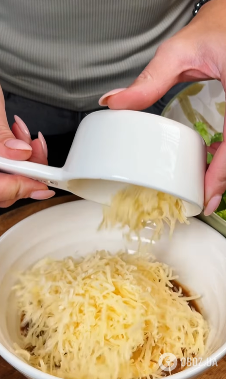 Изысканный салат с креветками для праздничного стола: приготовьте заправку на основе йогурта и майонеза