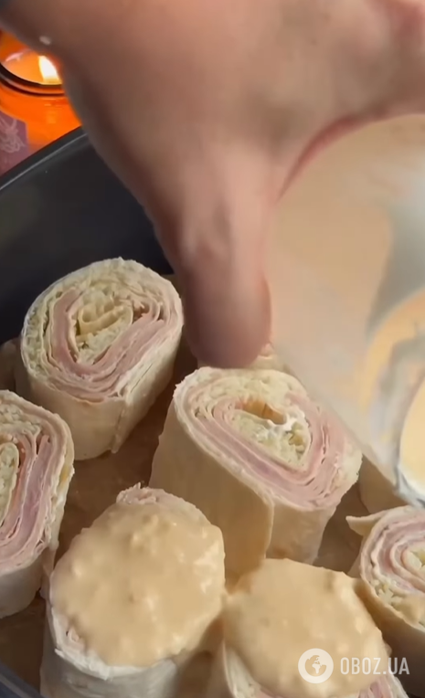 Ленивые рулетики из лаваша с ветчиной и твердым сыром: готовятся за считанные минуты