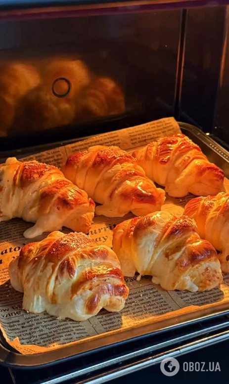 Домашні листкові круасани нашвидкуруч: додайте всередину сир та улюблену ковбасу