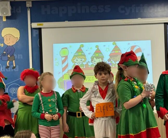 9-летний мальчик пришел на школьный вертеп в костюме... Элвиса Пресли и неожиданно стал звездой вечера. Фото