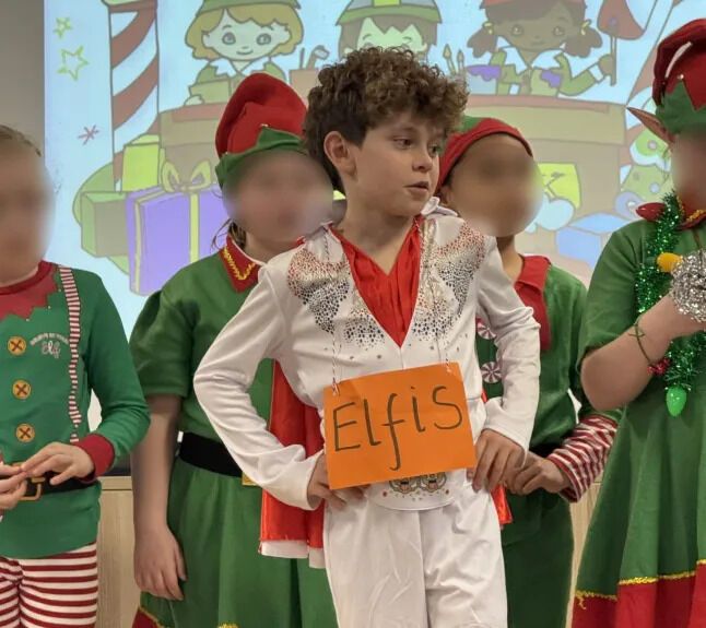 9-летний мальчик пришел на школьный вертеп в костюме... Элвиса Пресли и неожиданно стал звездой вечера. Фото