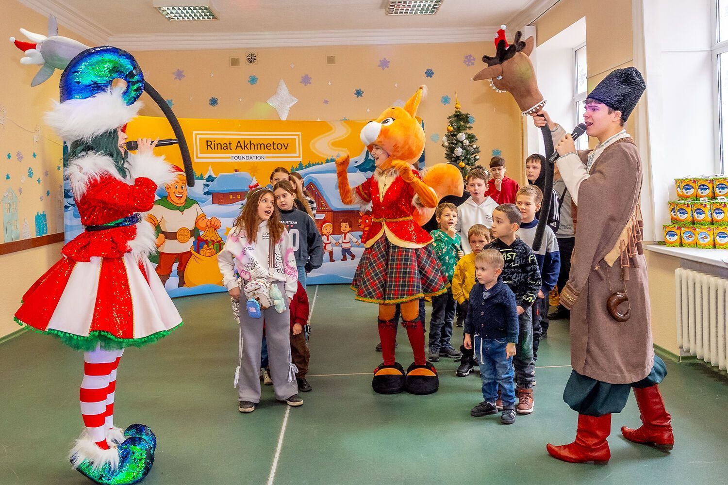 Традиция заботы и добра: Фонд Рината Ахметова устроил в Днепре праздник для детей с прифронтовых территорий