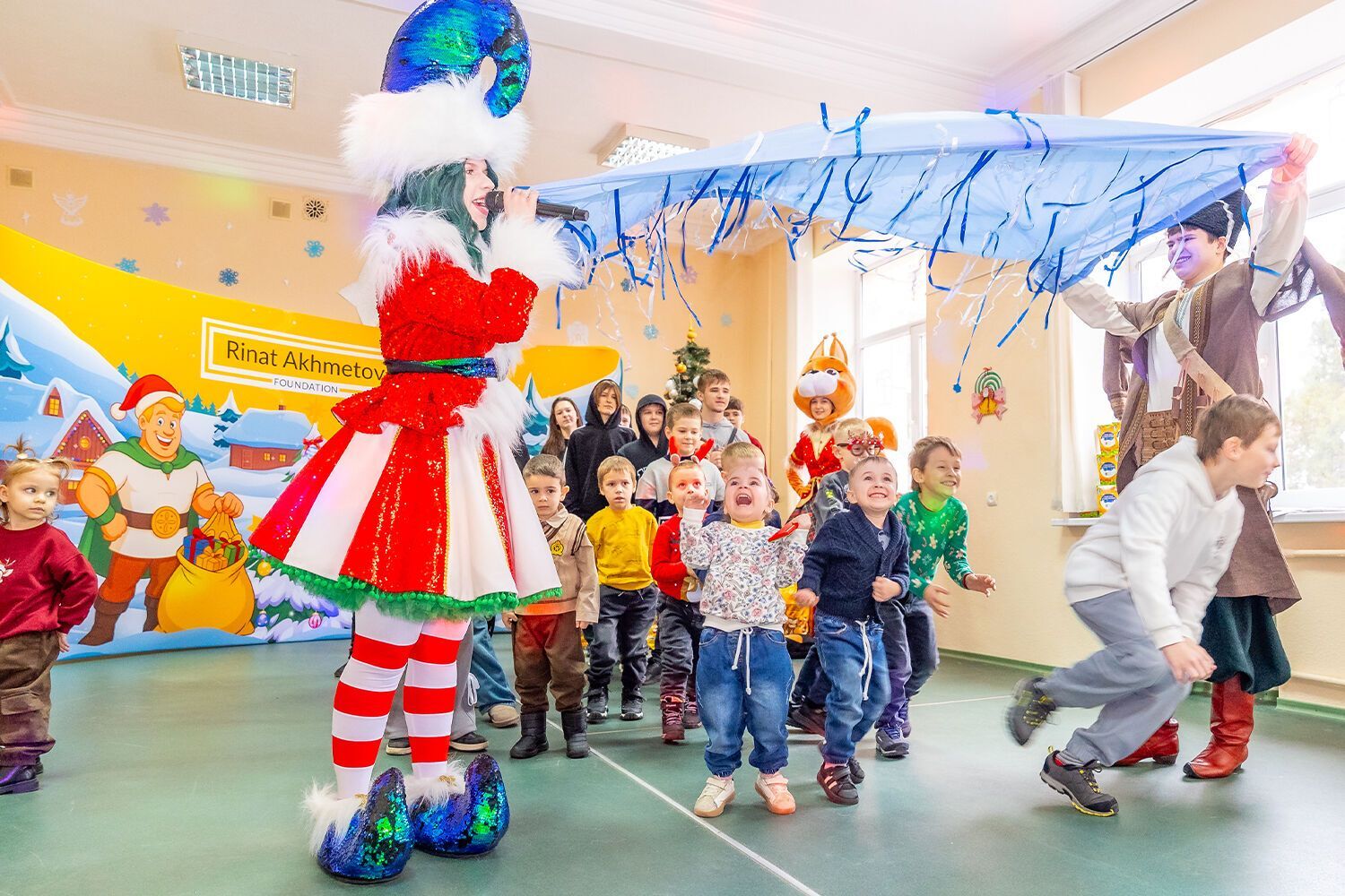 Традиция заботы и добра: Фонд Рината Ахметова устроил в Днепре праздник для детей с прифронтовых территорий