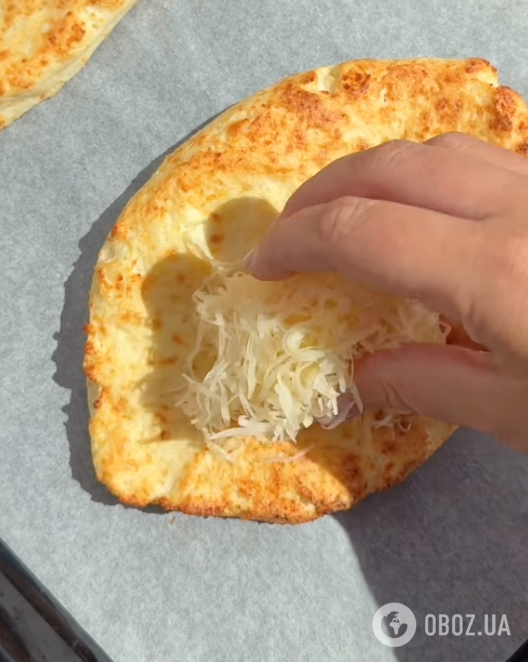 Швидкі хачапурі з сирного тіста: найпростіший рецепт ситної страви за 15 хвилин