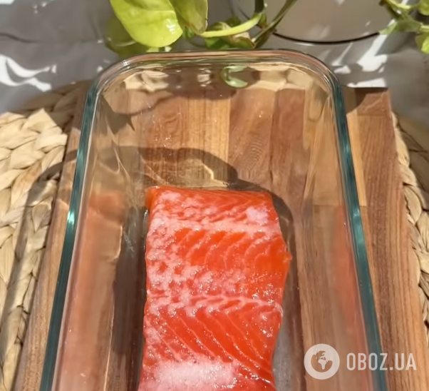 Для бутербродів і салатів: розповідаємо, як смачно засолити червону рибу