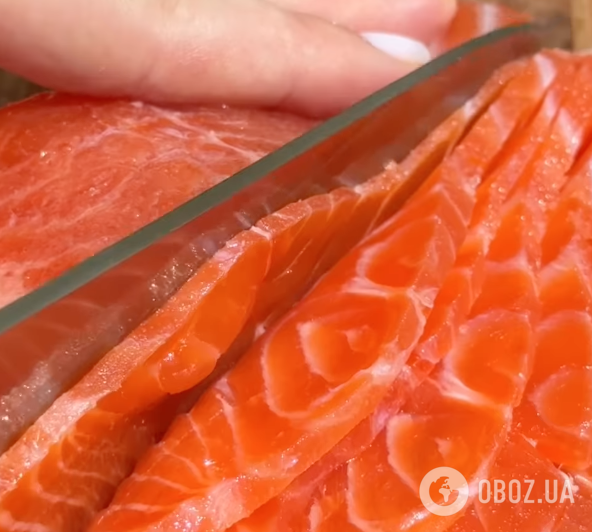 Для бутербродів і салатів: розповідаємо, як смачно засолити червону рибу