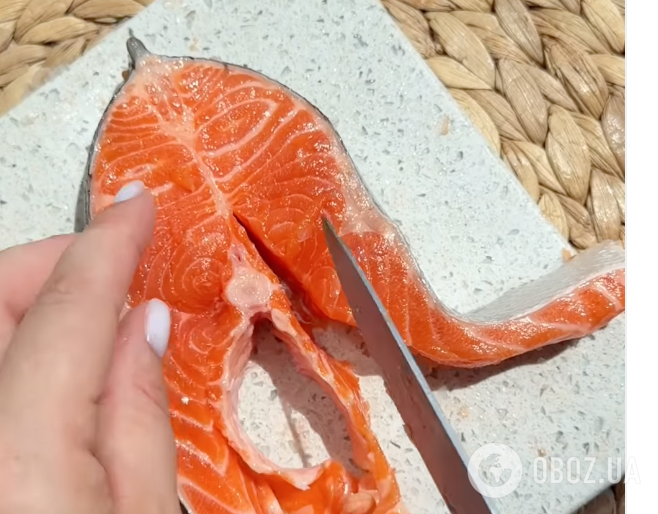 Для бутербродів і салатів: розповідаємо, як смачно засолити червону рибу