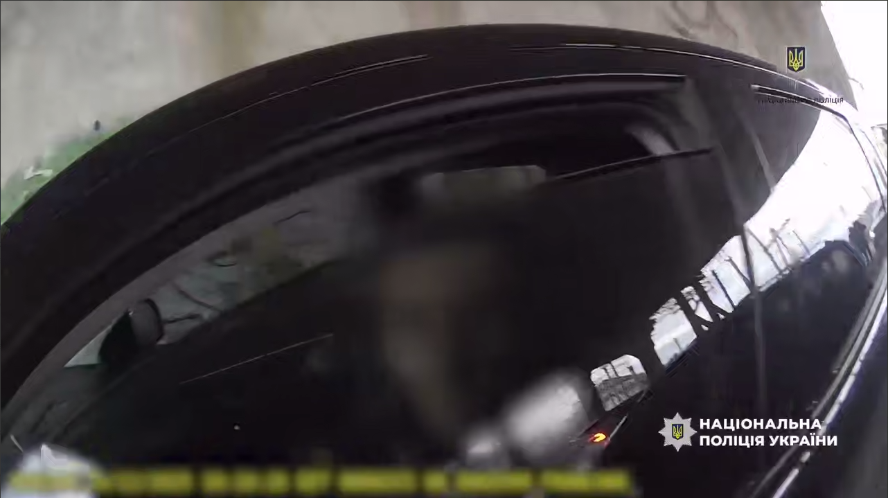 В Киеве задержали водителя, который оказал сопротивление и сбил полицейского. Подробности и видео