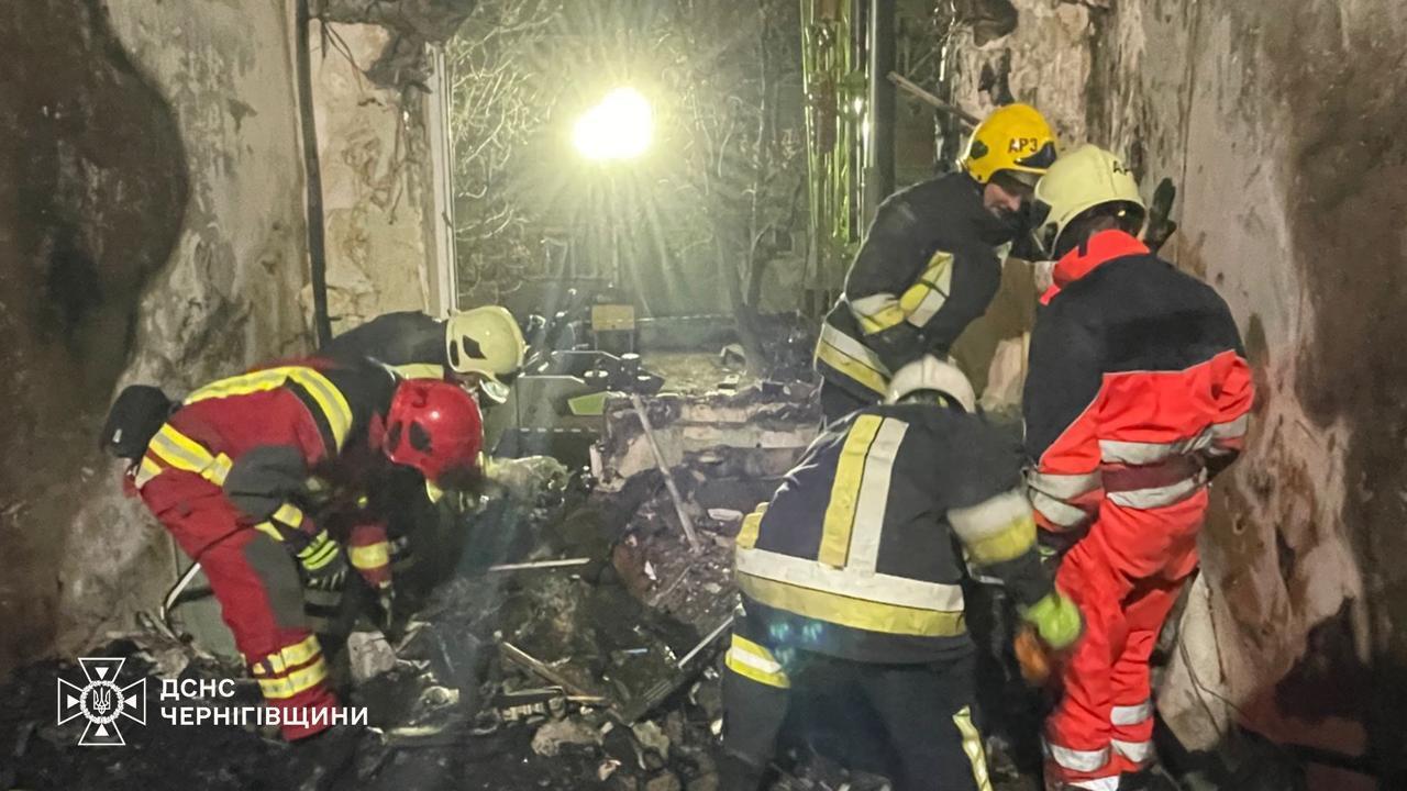 Оккупанты ударили по пятиэтажке и объекту критической инфраструктуры в Чернигове: есть жертва и раненые. Видео