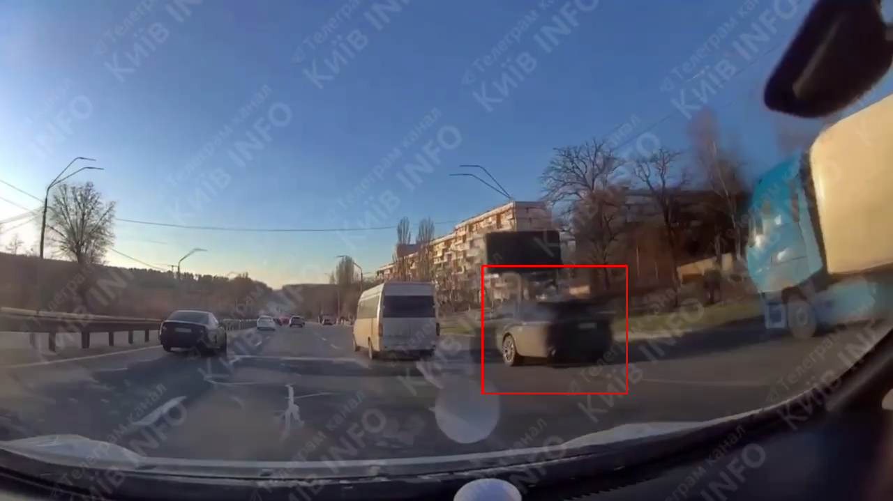 В Киеве Porsche Cayenne въехал в бетонное ограждение, есть погибший: ДТП зафиксировала камера. Фото и видео