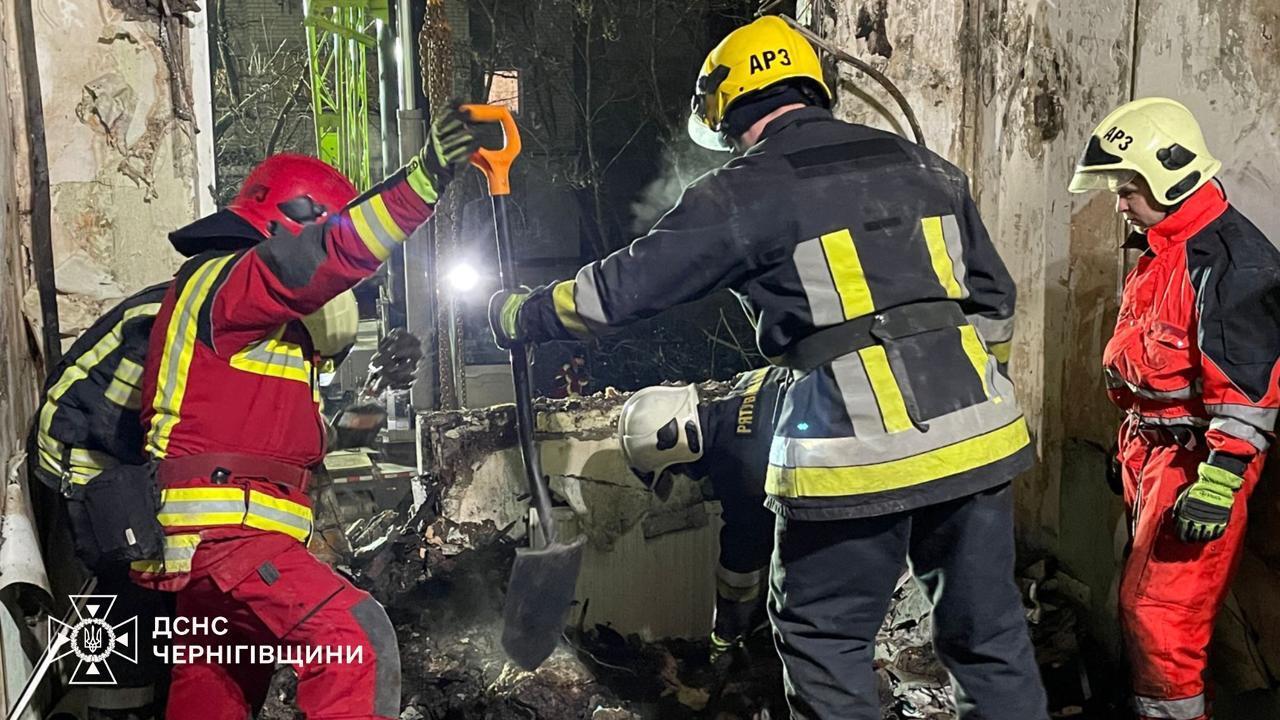 Оккупанты ударили по пятиэтажке и объекту критической инфраструктуры в Чернигове: есть жертва и раненые. Видео