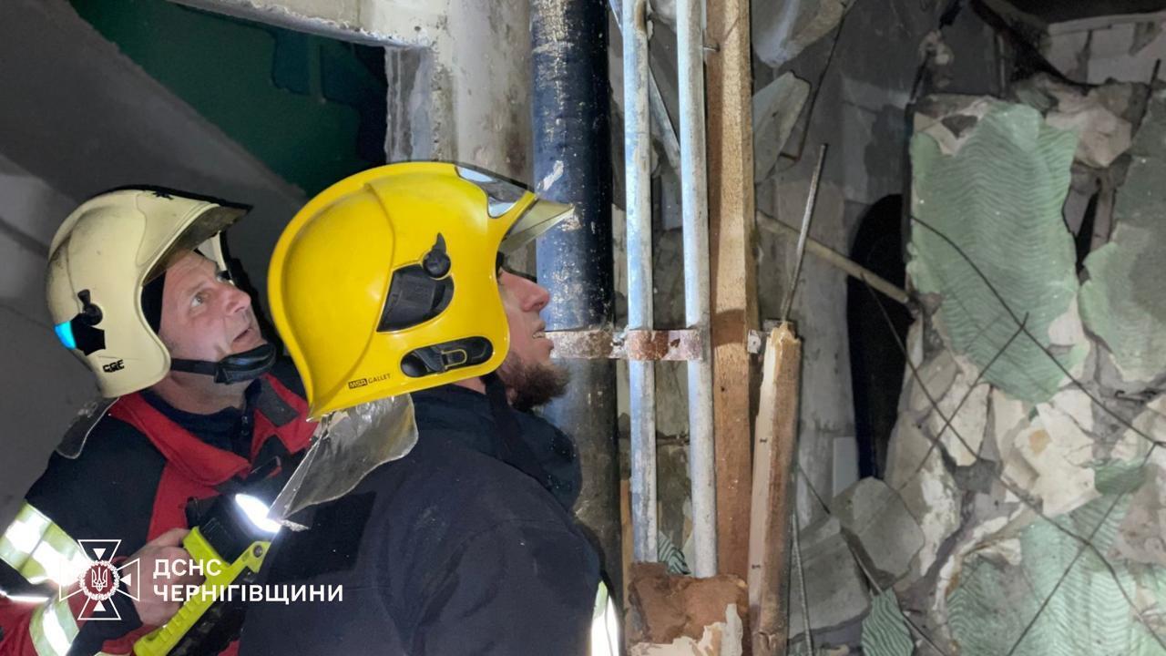 Оккупанты ударили по пятиэтажке и объекту критической инфраструктуры в Чернигове: есть жертва и раненые. Видео
