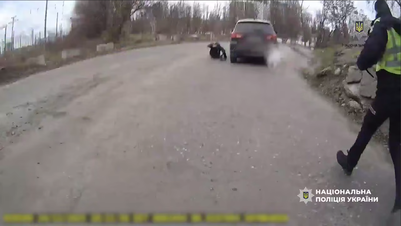 В Киеве задержали водителя, который оказал сопротивление и сбил полицейского. Подробности и видео