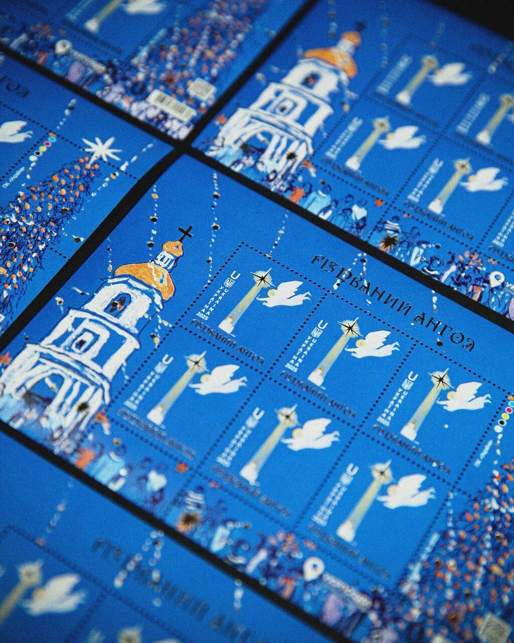 "Укрпошта" презентувала янгола: який вигляд має нова різдвяна марка і скільки коштує. Фото