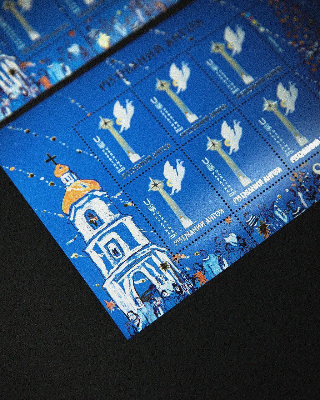 "Укрпошта" презентувала янгола: який вигляд має нова різдвяна марка і скільки коштує. Фото