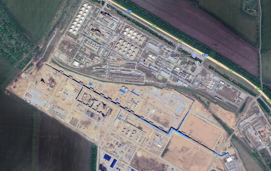 Була серія вибухів: у Росії уражено Новошахтинський нафтопереробний завод, спалахнула пожежа. Фото і відео