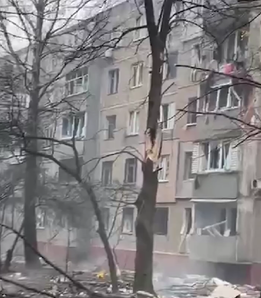 Оккупанты ударили по пятиэтажке и объекту критической инфраструктуры в Чернигове: есть жертва и раненые. Видео