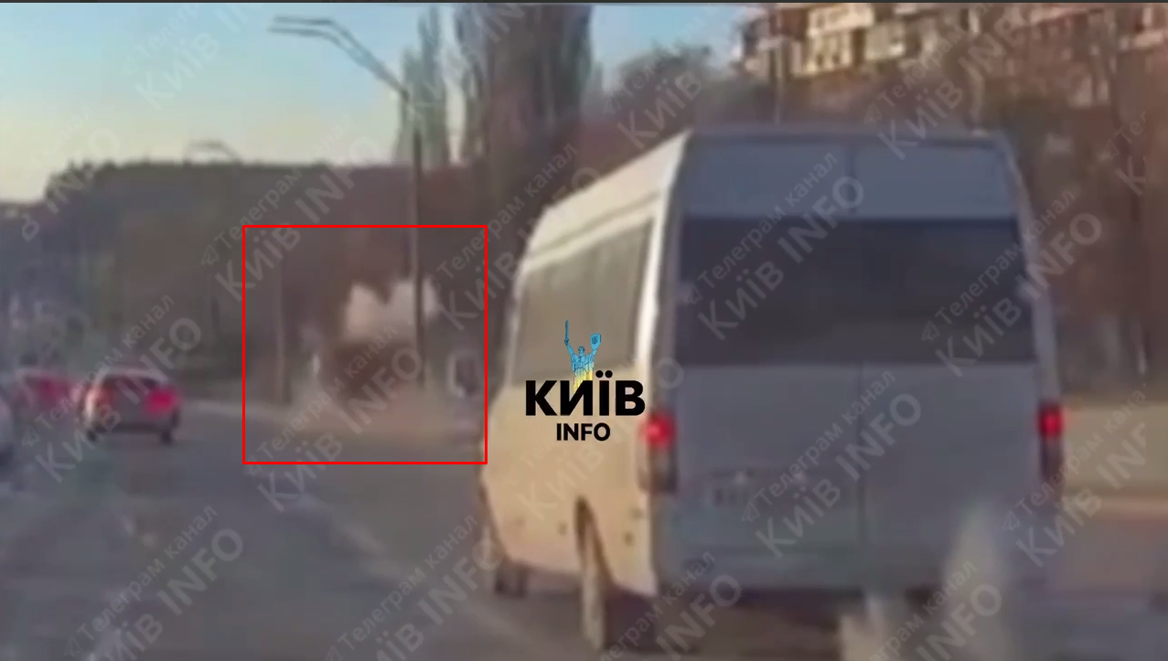 В Киеве Porsche Cayenne въехал в бетонное ограждение, есть погибший: ДТП зафиксировала камера. Фото и видео