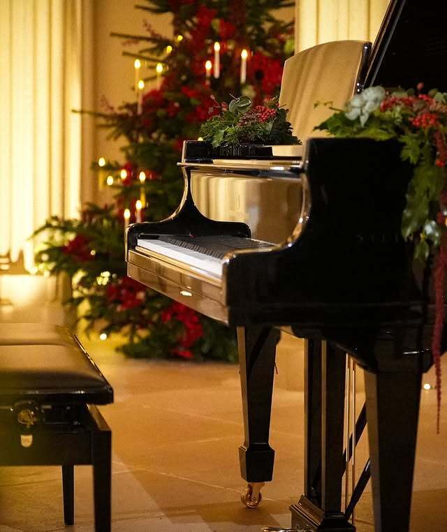 10-річна принцеса Шарлотта влаштувала сюрприз на різдвяній службі Кейт Міддлтон і стала зіркою мережі. Відео