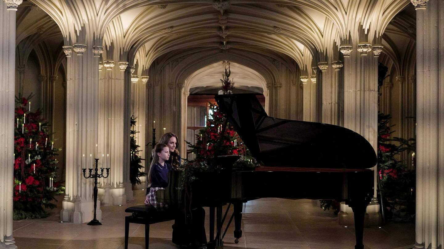 10-річна принцеса Шарлотта влаштувала сюрприз на різдвяній службі Кейт Міддлтон і стала зіркою мережі. Відео