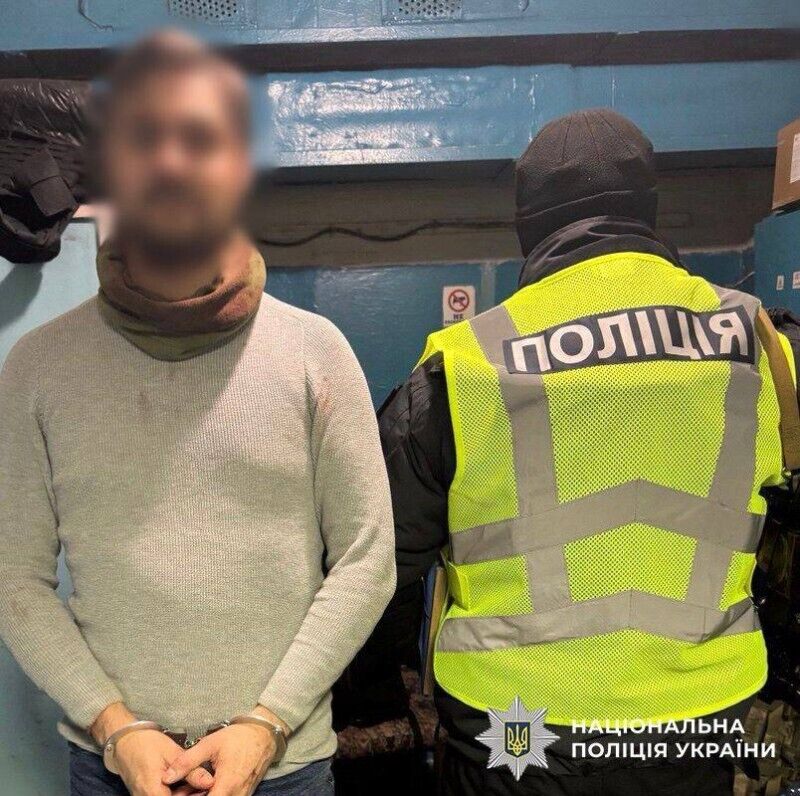 В Киеве мужчина устроил драку в метро и ранил ножом двух пассажиров: его задержали. Фото