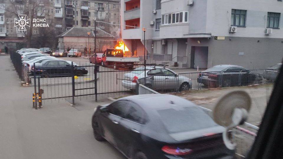 В Киеве загорелся генератор: огонь перекинулся на фасад многоэтажки. Фото и видео