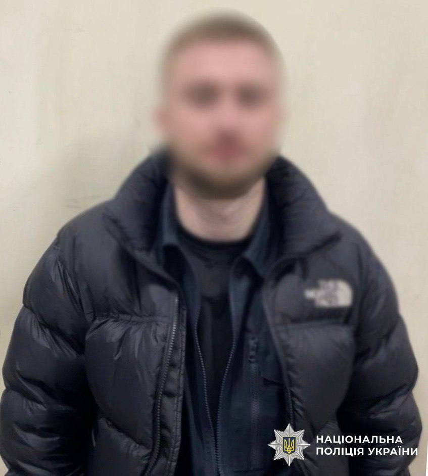 У Києві двоє чоловіків захопили таксі, а потім погрожували зброєю поліцейському. Подробиці та фото