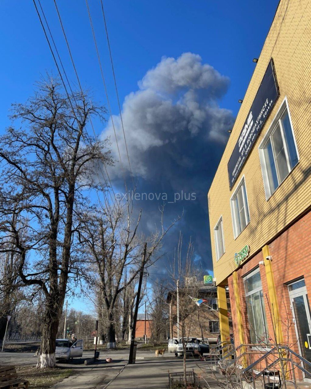 Була серія вибухів: у Росії уражено Новошахтинський нафтопереробний завод, спалахнула пожежа. Фото і відео