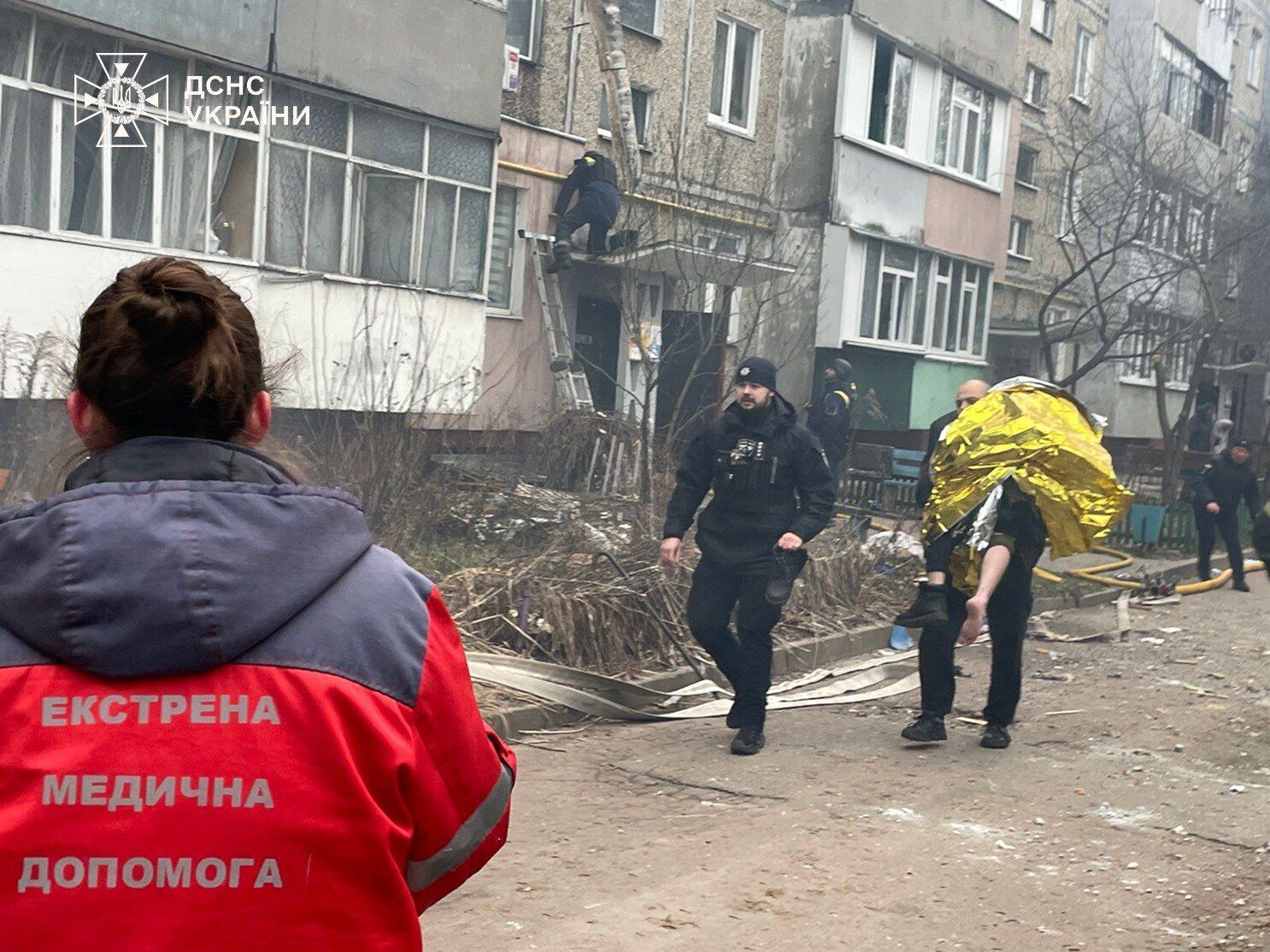 Оккупанты ударили по пятиэтажке и объекту критической инфраструктуры в Чернигове: есть жертва и раненые. Видео