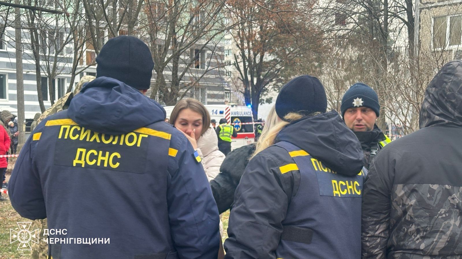 Оккупанты ударили по пятиэтажке и объекту критической инфраструктуры в Чернигове: есть жертва и раненые. Видео