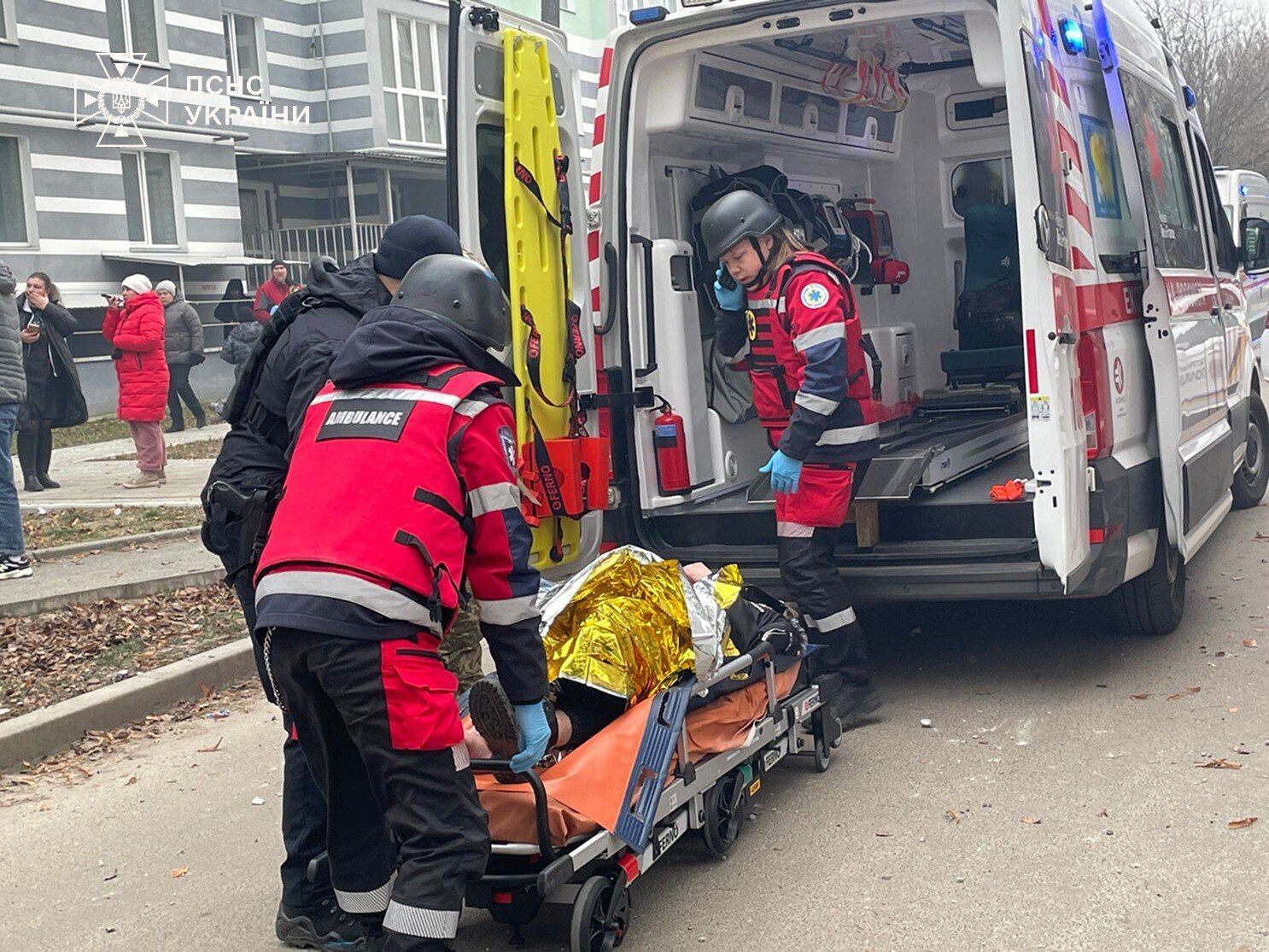 Оккупанты ударили по пятиэтажке и объекту критической инфраструктуры в Чернигове: есть жертва и раненые. Видео