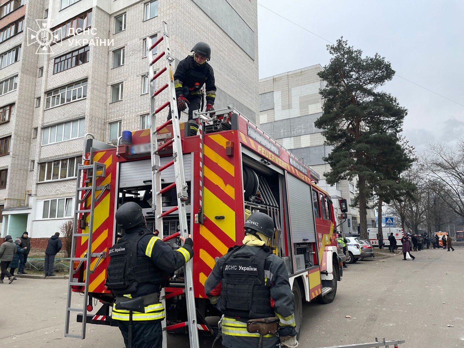 Оккупанты ударили по пятиэтажке и объекту критической инфраструктуры в Чернигове: есть жертва и раненые. Видео