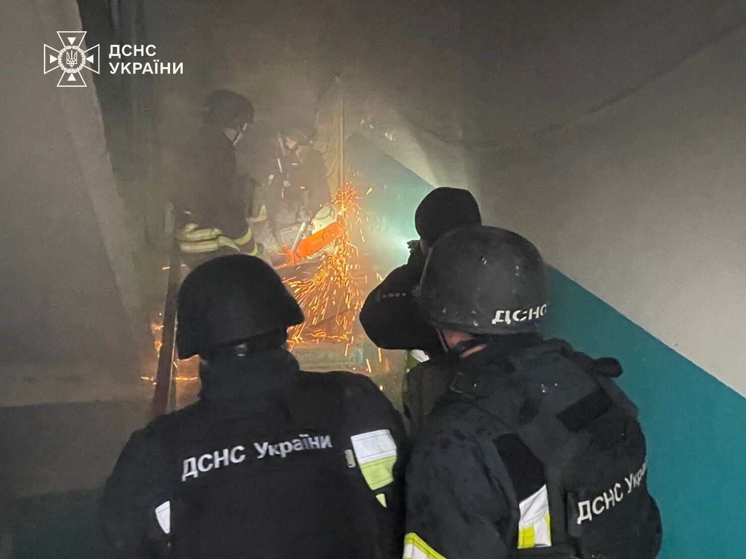 Оккупанты ударили по пятиэтажке и объекту критической инфраструктуры в Чернигове: есть жертва и раненые. Видео