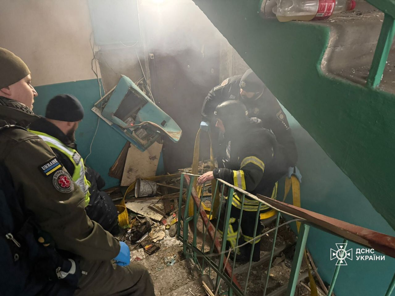 Оккупанты ударили по пятиэтажке и объекту критической инфраструктуры в Чернигове: есть жертва и раненые. Видео