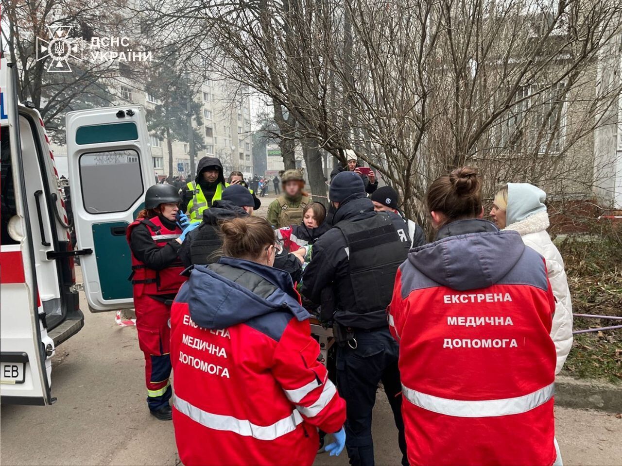 Оккупанты ударили по пятиэтажке и объекту критической инфраструктуры в Чернигове: есть жертва и раненые. Видео