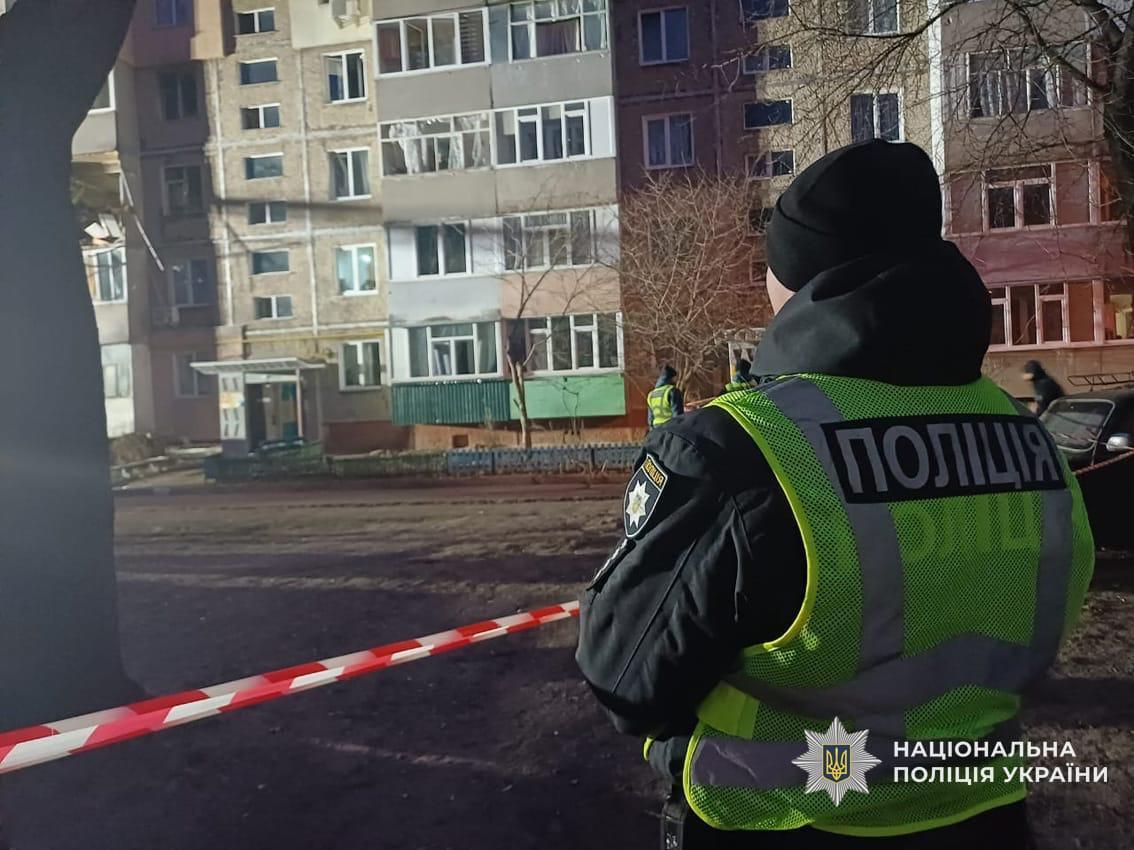 Оккупанты ударили по пятиэтажке и объекту критической инфраструктуры в Чернигове: есть жертва и раненые. Видео