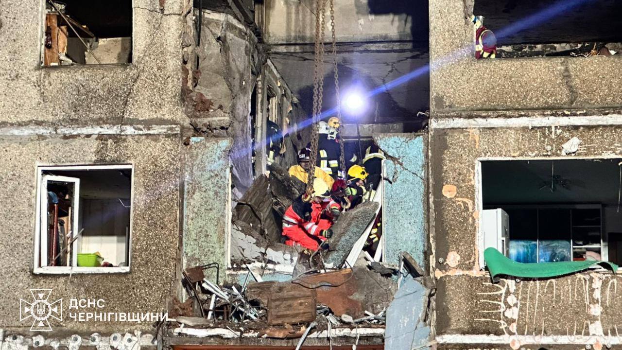 Оккупанты ударили по пятиэтажке и объекту критической инфраструктуры в Чернигове: есть жертва и раненые. Видео