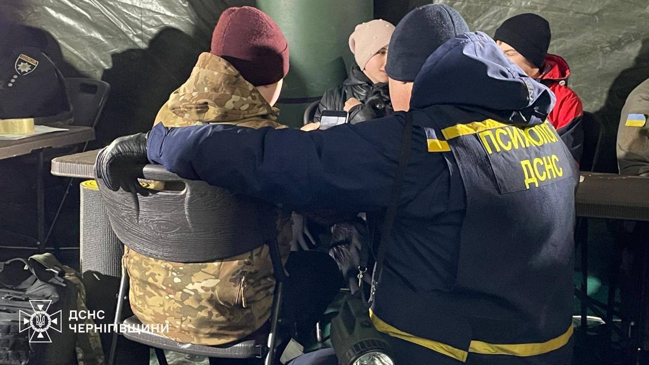 Оккупанты ударили по пятиэтажке и объекту критической инфраструктуры в Чернигове: есть жертва и раненые. Видео