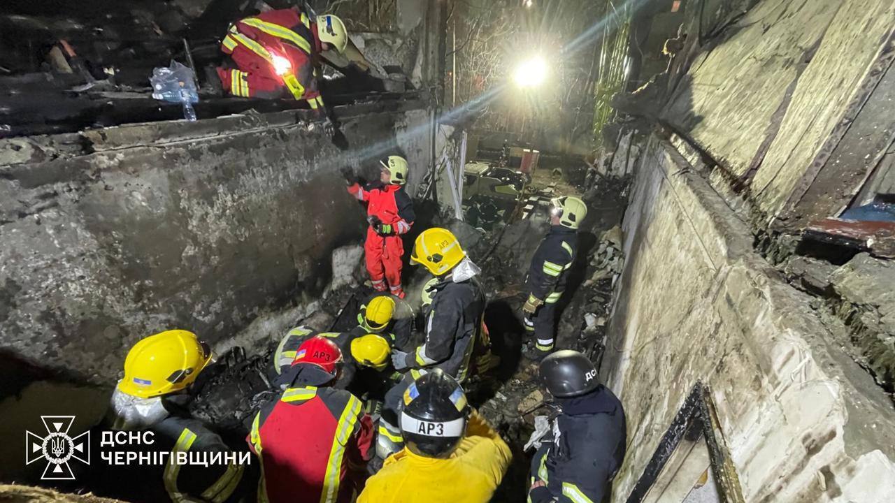 Оккупанты ударили по пятиэтажке и объекту критической инфраструктуры в Чернигове: есть жертва и раненые. Видео