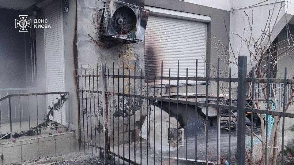 В Киеве загорелся генератор: огонь перекинулся на фасад многоэтажки. Фото и видео