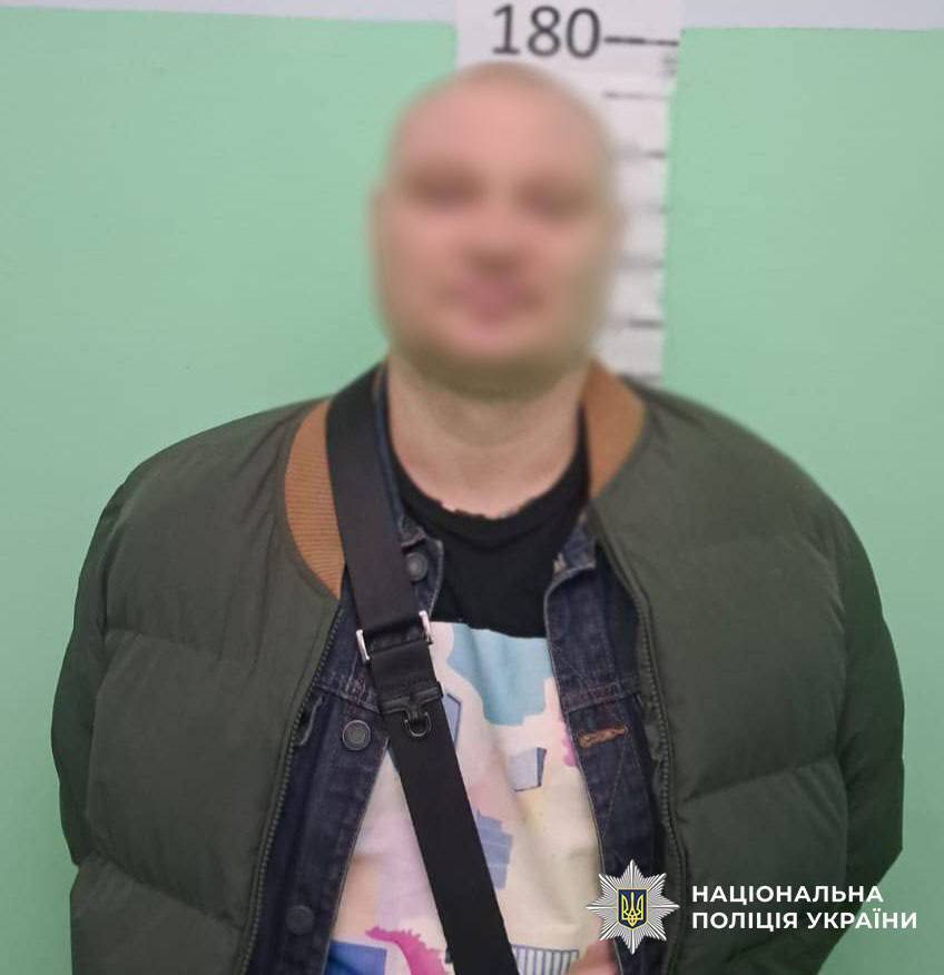 У Києві двоє чоловіків захопили таксі, а потім погрожували зброєю поліцейському. Подробиці та фото