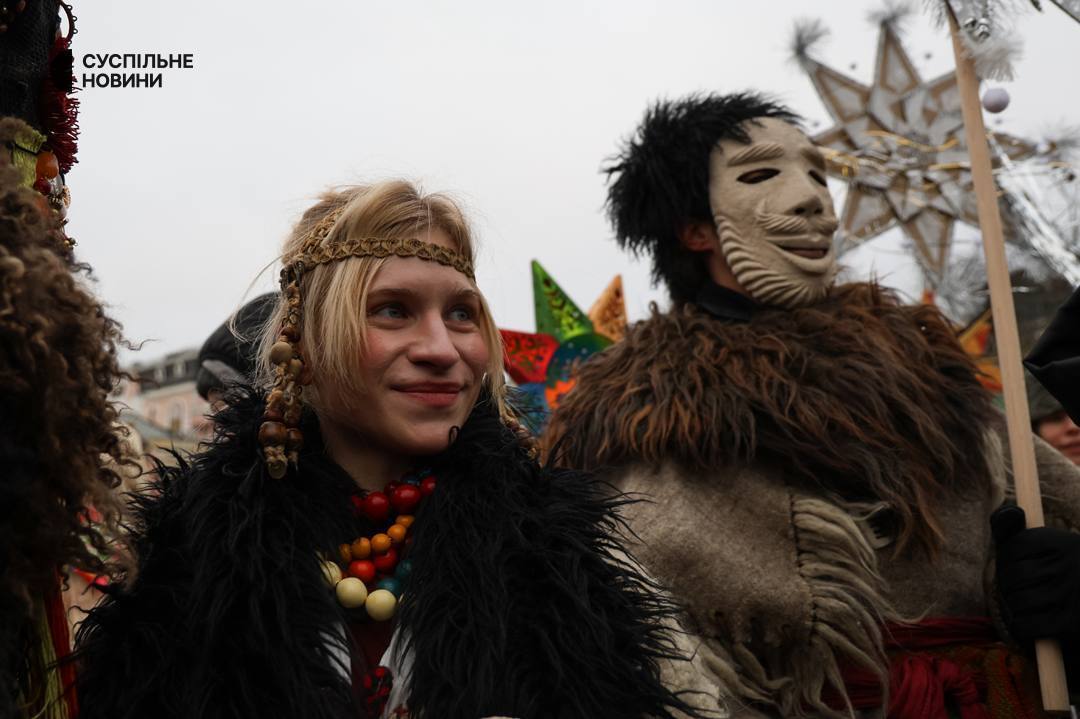Колядки, народные костюмы и звезды в руках: в центре Киева прошло Рождественское шествие. Фото и видео