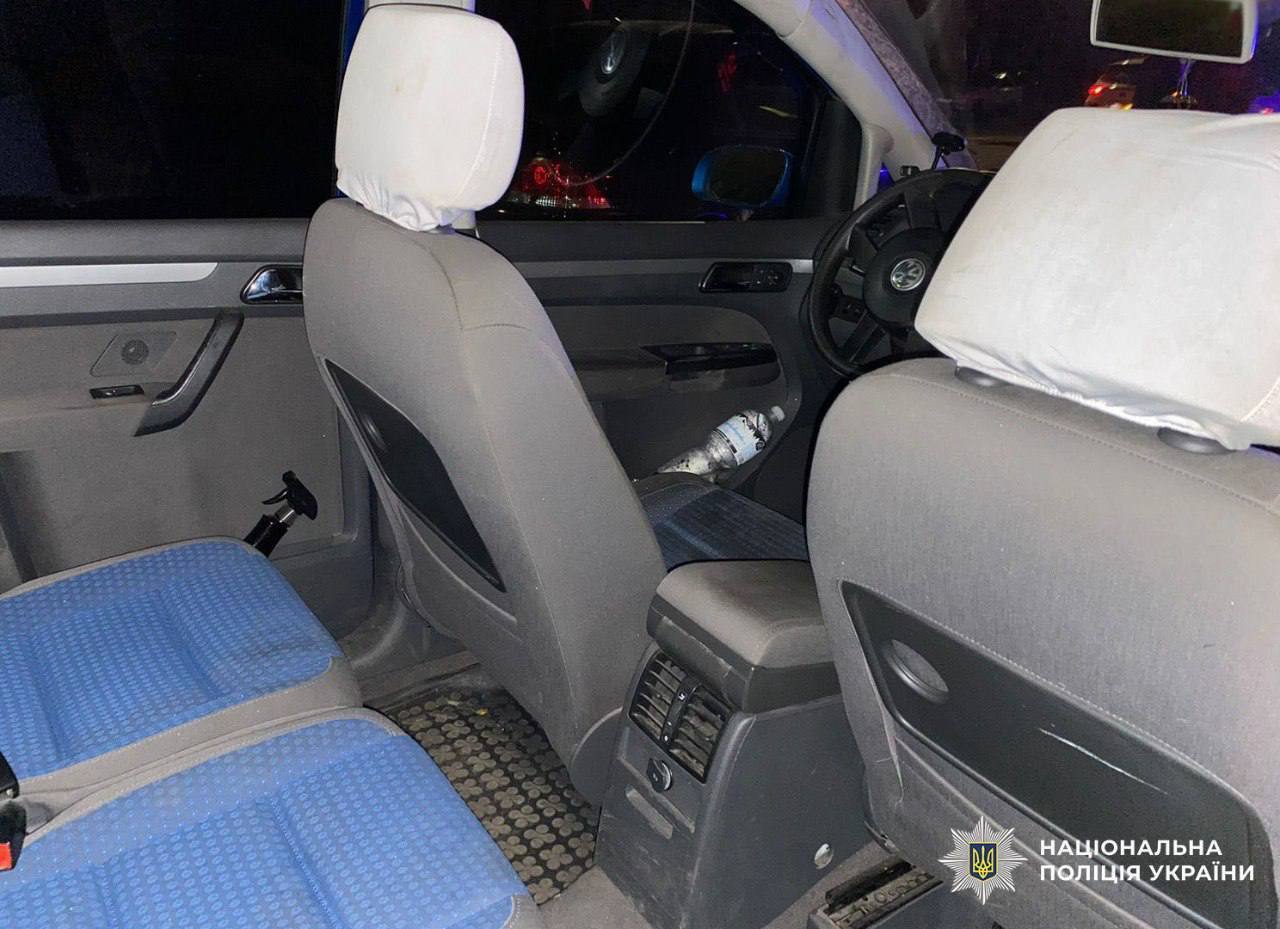 У Києві двоє чоловіків захопили таксі, а потім погрожували зброєю поліцейському. Подробиці та фото