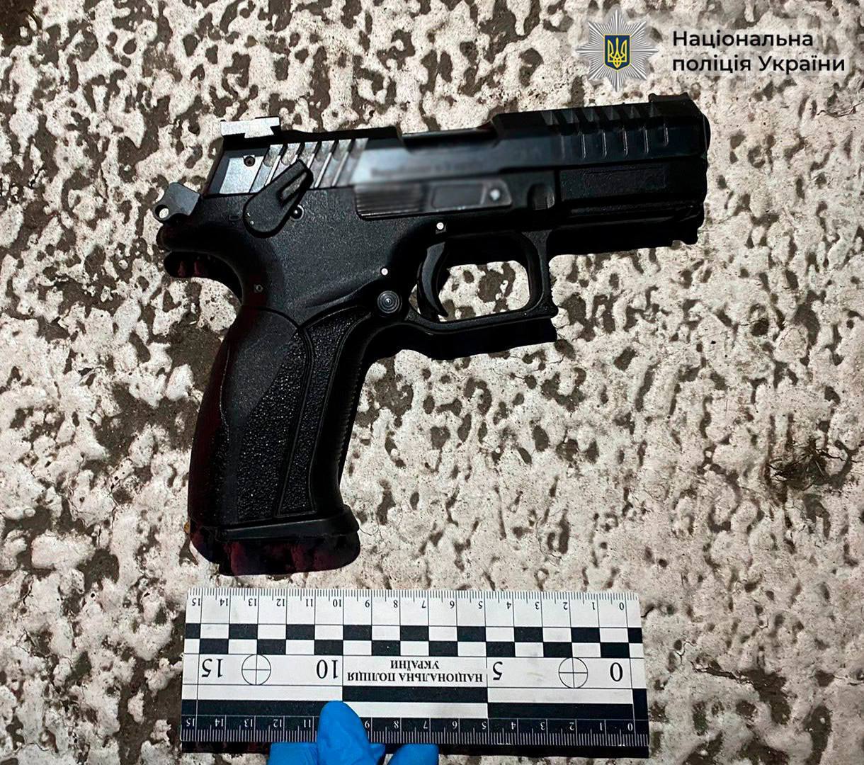 У Києві двоє чоловіків захопили таксі, а потім погрожували зброєю поліцейському. Подробиці та фото