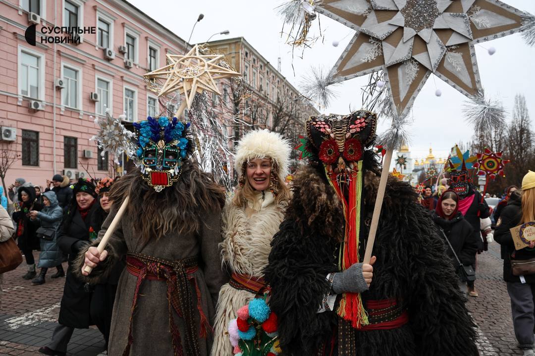 Колядки, народные костюмы и звезды в руках: в центре Киева прошло Рождественское шествие. Фото и видео