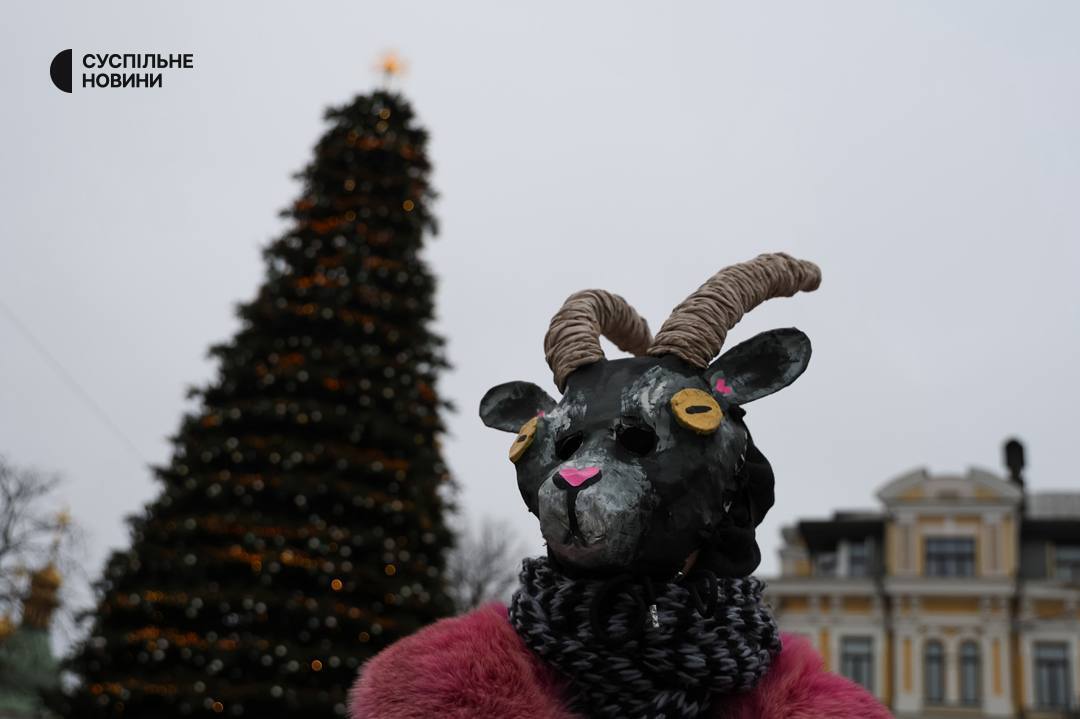 Колядки, народные костюмы и звезды в руках: в центре Киева прошло Рождественское шествие. Фото и видео