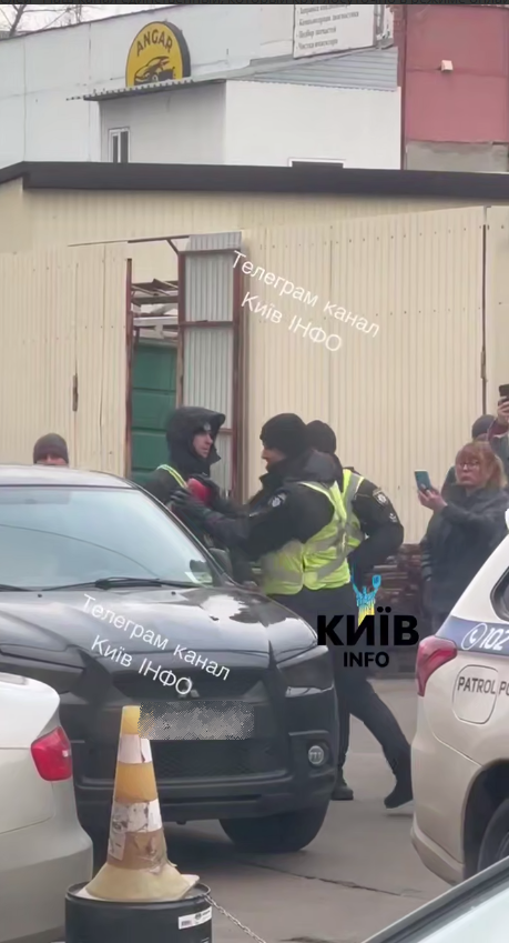 В Киеве задержали водителя, который оказал сопротивление и сбил полицейского. Подробности и видео